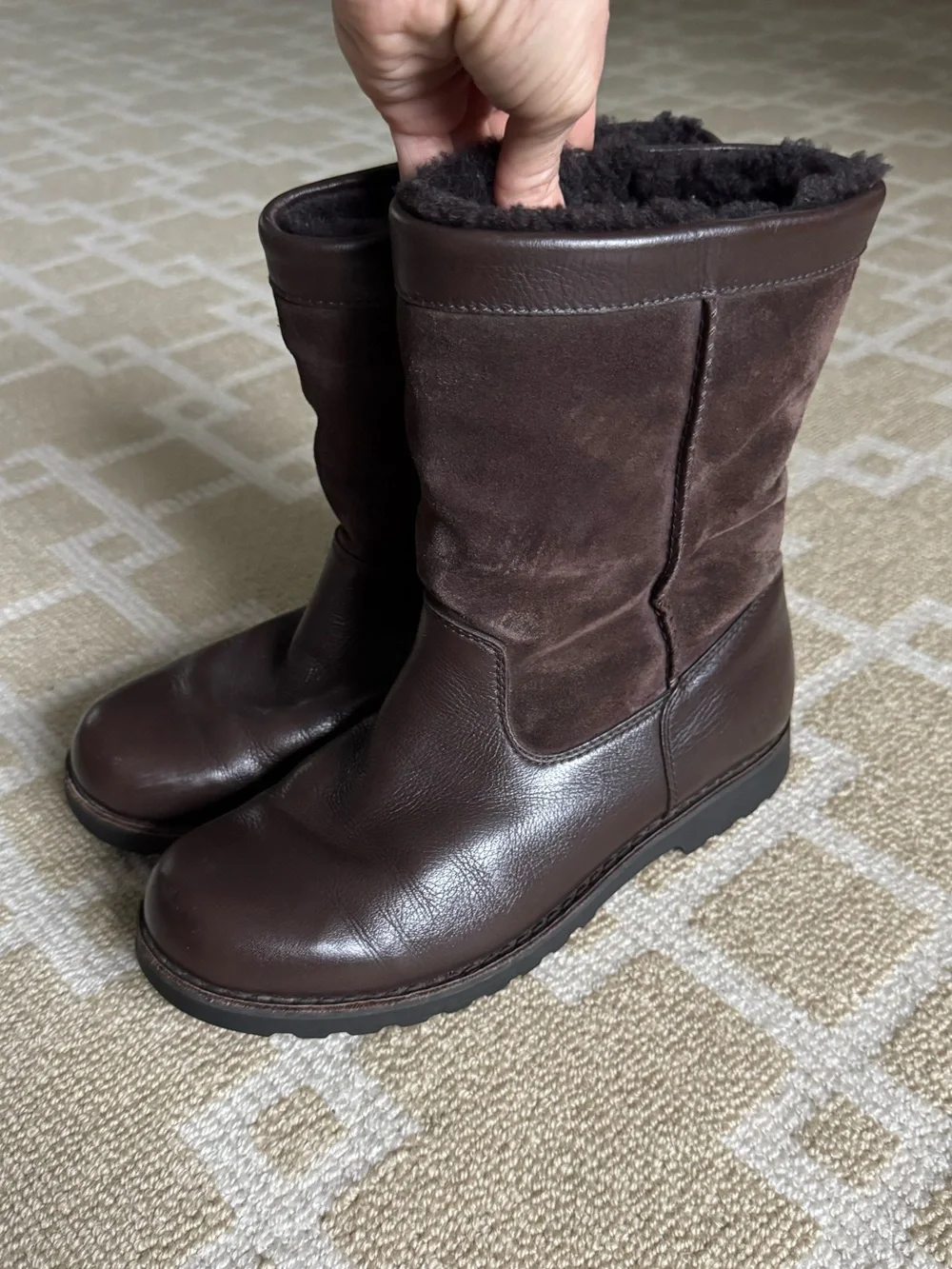 UGG Riverton Leather Sheepskin Winter Boots Brown Women’s Size 6
